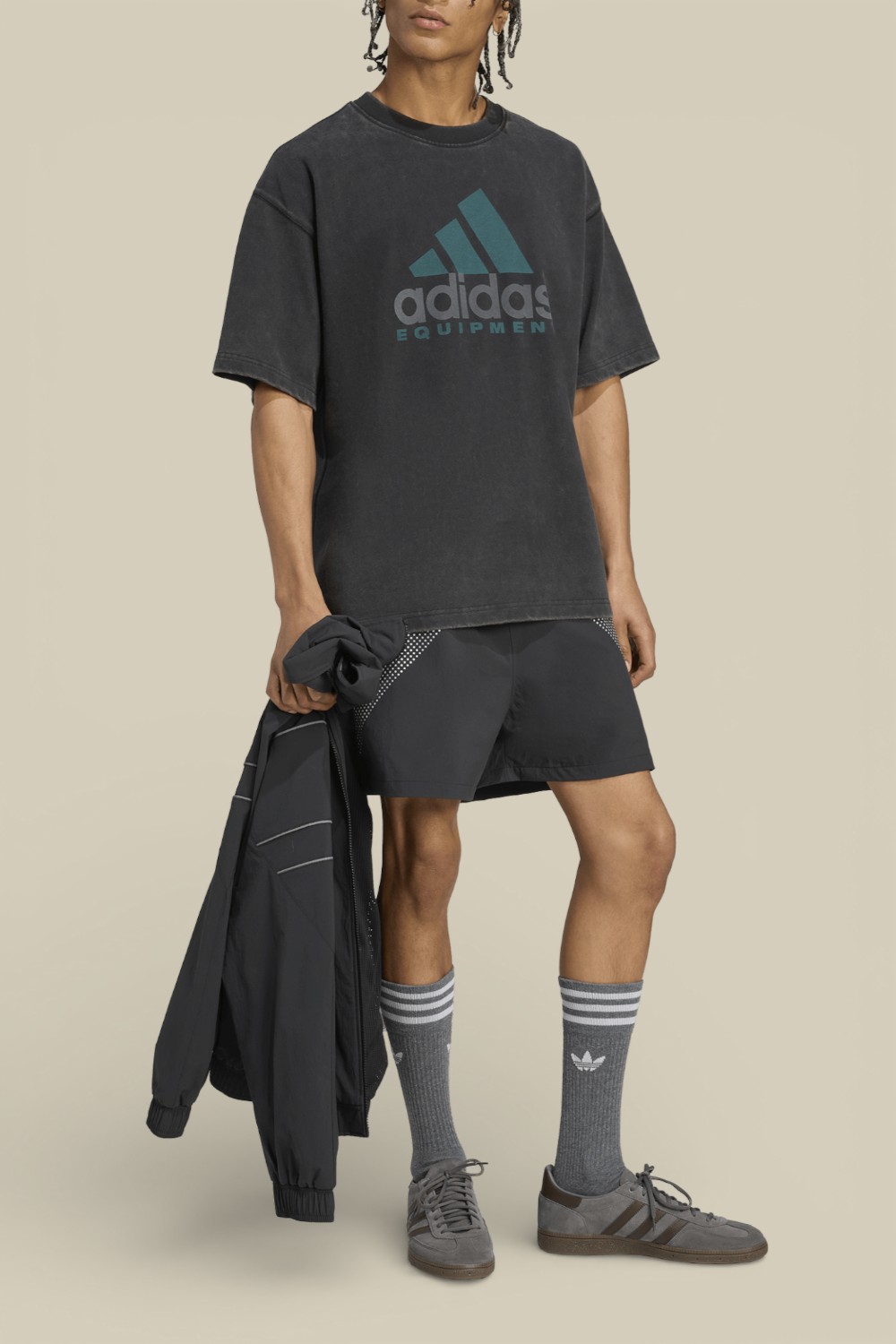 תמונת כל הלוק של חולצת טי